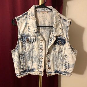 Acid washed sleeveless jean jacket